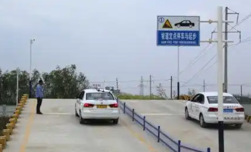 科目二坡道定点停车要求介绍